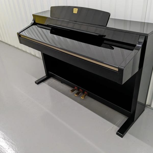 Yamaha CLP 330 Polished Ebony